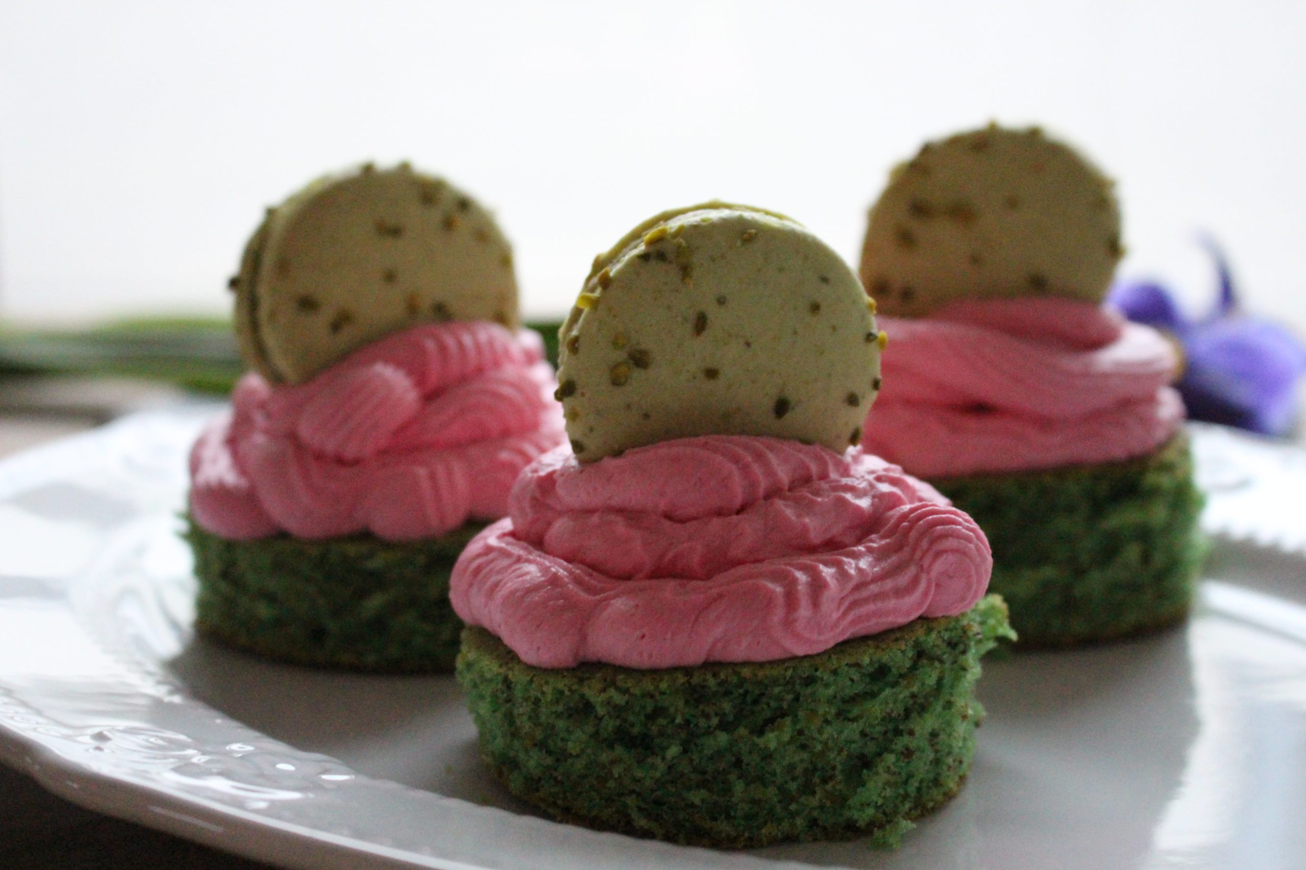 Pistachio cupcakes with raspberry frosting scaled