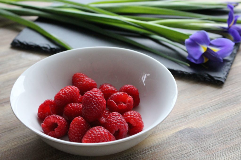 Prepare raspberry frosting